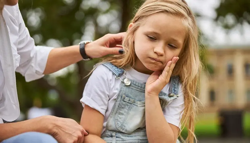 Bambina con mal di denti, la mamma cerca rimedi.