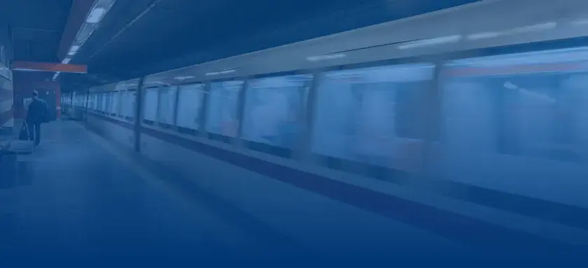 Un tren della metro di Roma sfreccia in stazione, ideale per chi cerca un abbonamento settimanale metro Roma per muoversi agilmente.