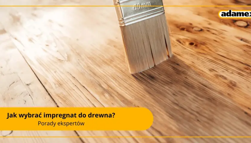 Pędzel nakłada impregnat na drewnianą podłogę. Dowiedz się, jak wybrać najlepszy saprol do ochrony drewna.