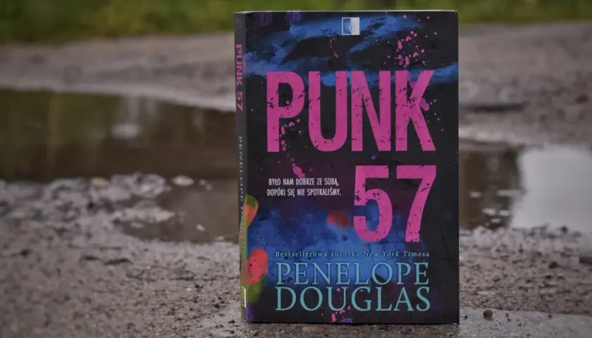 Okładka książki "Punk 57" Penelope Douglas. Historia o tym, że było nam dobrze ze sobą, dopóki się nie spotkaliśmy.