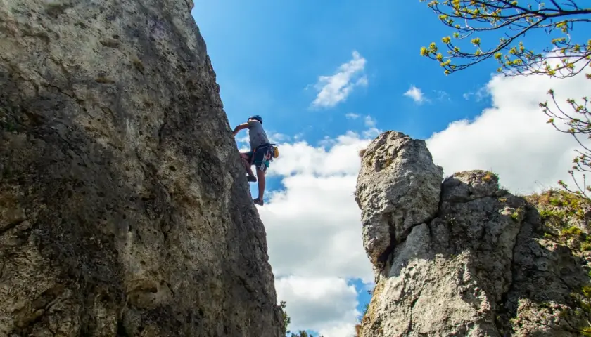 Wspinaczka na wapiennych skałach Jury Krakowsko-Częstochowskiej. Wspaniałe widoki i adrenalina.