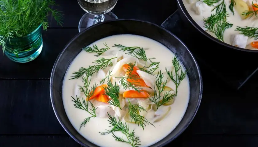 Krämig fisksoppa med dill, morötter och potatis, en perfekt byfjordens fisksoppa.