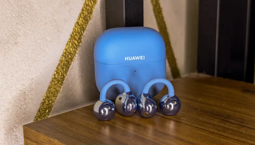 Niebieskie etui Huawei i błyszczące słuchawki bezprzewodowe. Dowiedz się, jak sparować słuchawki bezprzewodowe Huawei z telefonem.