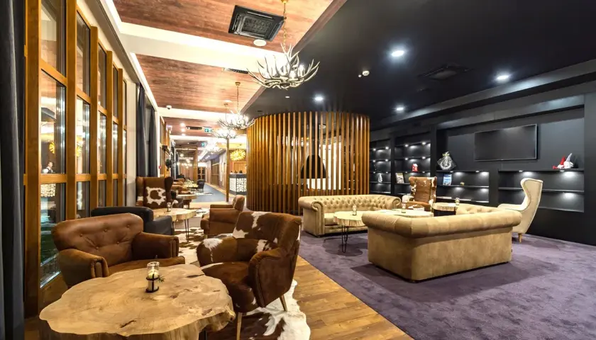 Luksusowy salon hotelowy, idealny na relaks. Wiele osób szuka hotel szczawnica park resort & spa opinie, by sprawdzić ten obiekt.