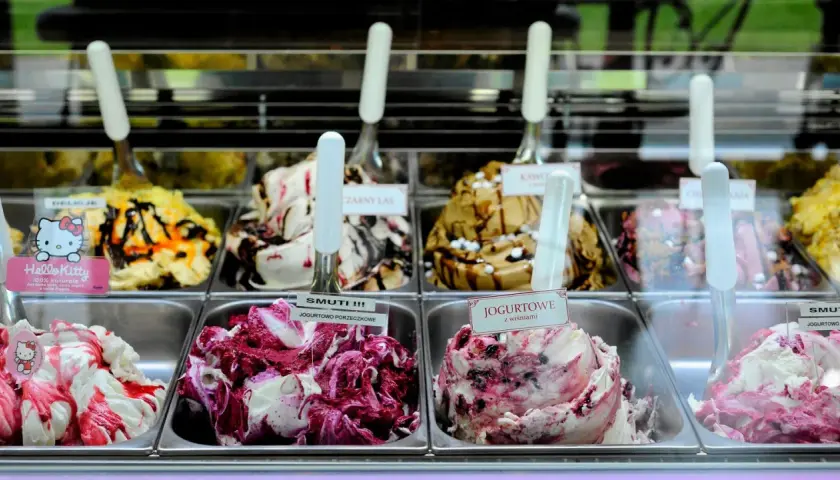 Wybierasz najlepsze lody w Warszawie? W witrynie kuszą smaki: Hello Kitty, Czarny Las, kawowe i jogurtowe z wiśniami.