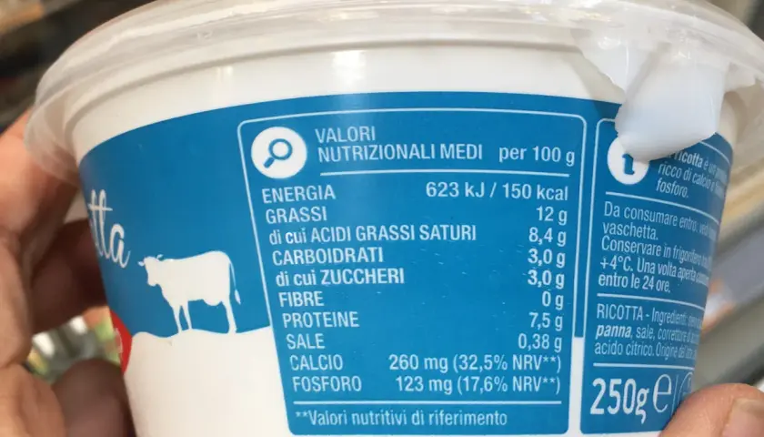 Valori nutrizionali medi per 100g di ricotta: 150 kcal, 12g grassi, 3g carboidrati.