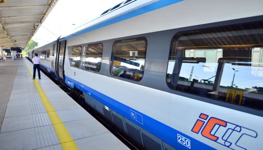 Pociąg PKP Intercity na peronie, widok z boku.