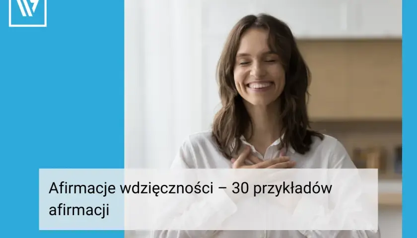 Uśmiechnięta kobieta z dłońmi na sercu, czuje wdzięczność. Oto afirmacje wdzięczności – 30 przykładów.