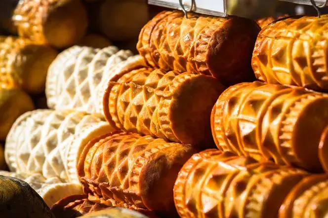 Kiedy oscypki z owczego mleka są dostępne? Sezon i miejsca zakupu