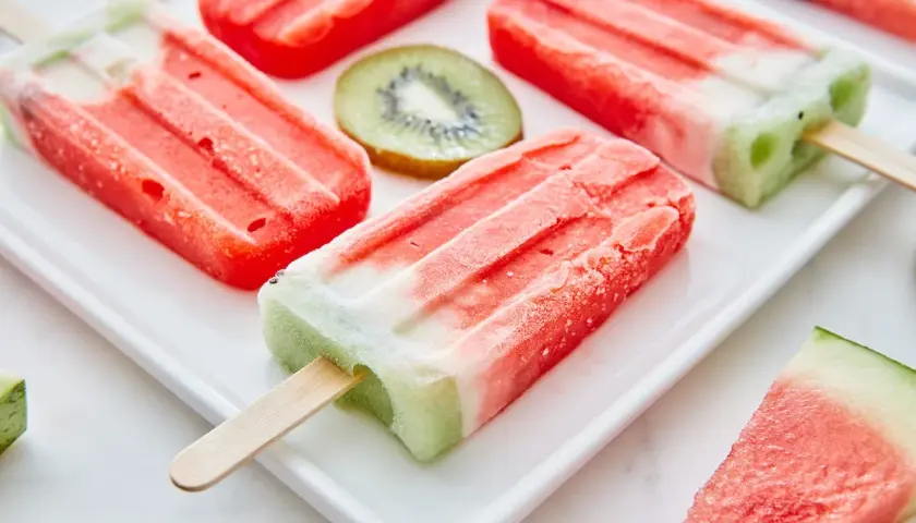 Ghiaccioli fatti in casa, colorati e rinfrescanti, con fette di kiwi e anguria. Perfetti per l'estate!
