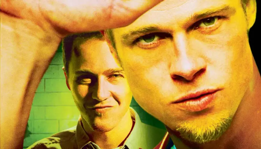 Brad Pitt e Edward Norton in primo piano, un'immagine iconica per una fight club recensione.