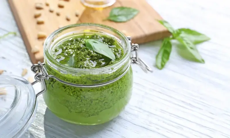 Ile kcal ma pesto? Sprawdź kalorie i wartości odżywcze sosu