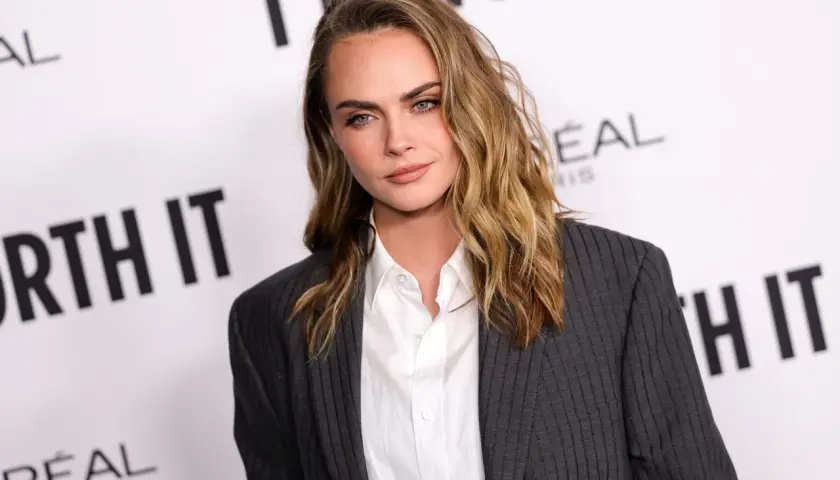 Cara Delevingne w eleganckiej stylizacji z falowanymi włosami. Zainspiruj się, jak zrobić falowane włosy!