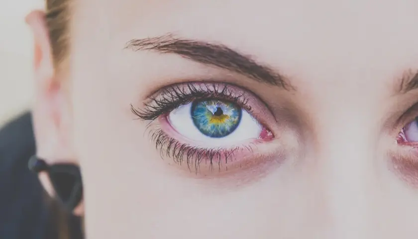 Œil bleu et vert aux cils longs. Comment enlever un rehaussement de cils ? Conseils pour un regard naturel.