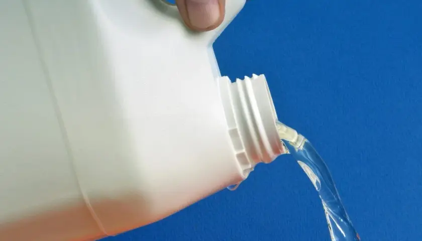 Un bidon blanc verse un liquide transparent. C'est de l'eau oxygénée, idéale pour le linge couleur.