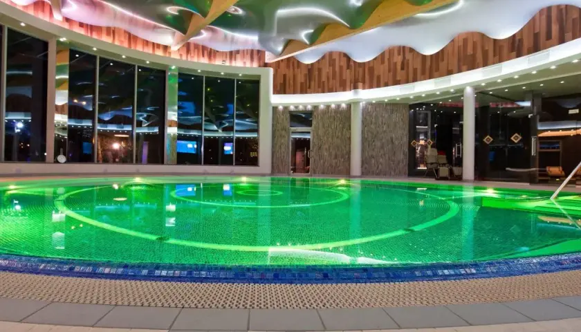 Co zabrać do hotelu z basenem? Moja lista na bezstresowy relaks!
