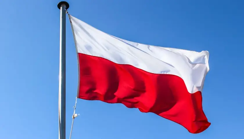 Polska flaga powiewa na wietrze na tle błękitnego nieba. Czy 2 maja jest wolny? To pytanie zadaje sobie wielu Polaków.