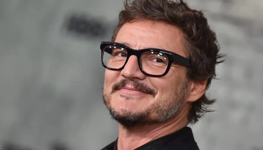 Pedro Pascal w okularach, z zarostem, uśmiecha się. Wyobraźmy sobie, że to jego żona patrzy na niego z czułością.