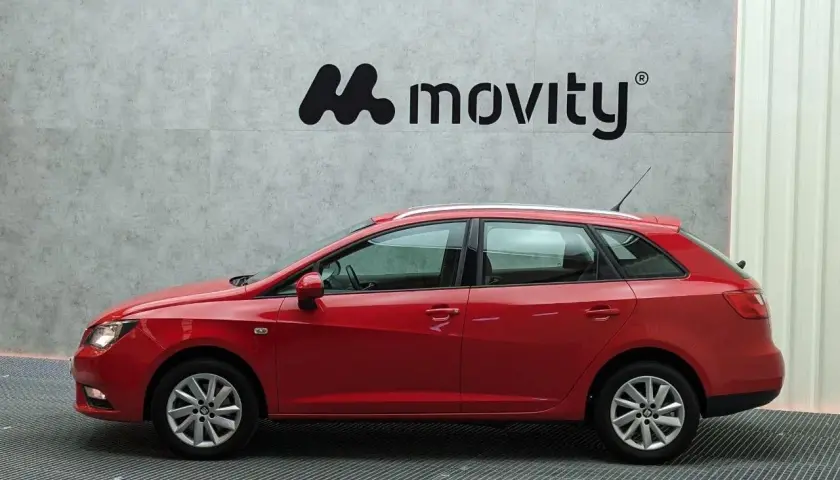 Un Seat Ibiza ranchera rojo, listo para aventuras.