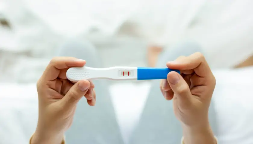 Deux barres rouges sur un test de grossesse, indiquant un résultat positif. Un test de grossesse qui ne fonctionne pas correctement peut causer de l'anxiété.