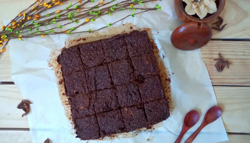 Un delicioso brownie vegano cortado en cuadrados, listo para disfrutar.