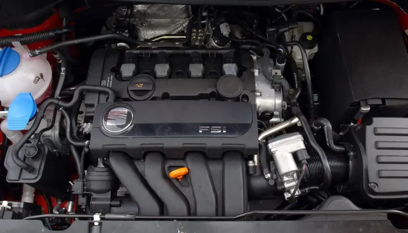 Silnik FSI w Seat Altea 1.6 benzyna. Widoczne elementy układu dolotowego i chłodzenia.