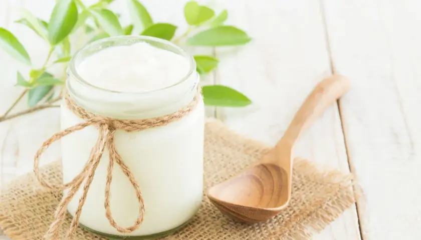 Domowy jogurt, idealny jako probiotyk na skórę. Naturalny, zdrowy, z nutą zieleni.