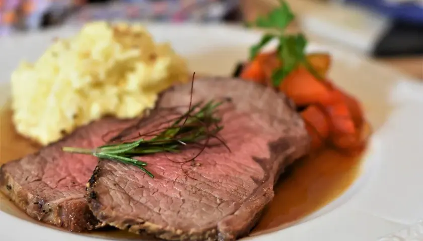 Perfekt grillad rostbiff med krämigt potatismos och glaserade morötter. En härlig måltid!