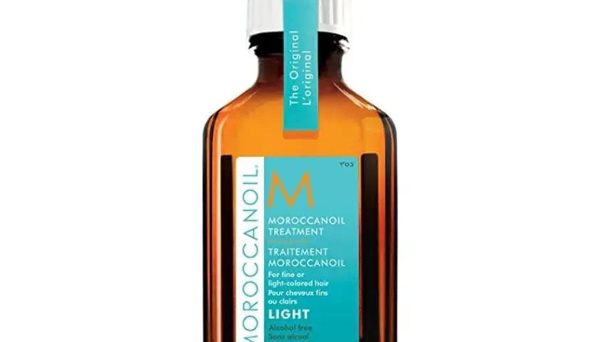 Botella de Moroccanoil Treatment Light, un aceite para el cabello que evoca el lujo de Marruecos.