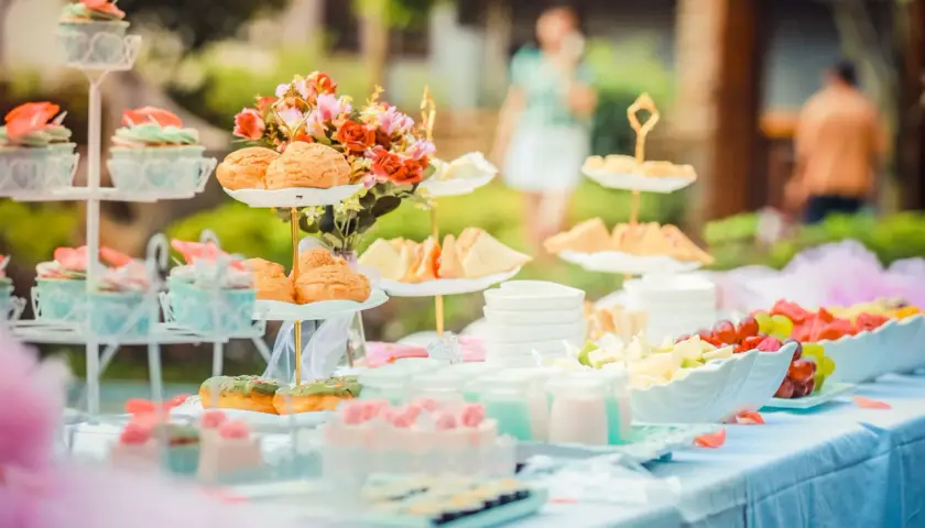 Un buffet de mariage féerique avec cupcakes, choux, fruits et douceurs. Une belle idée buffet mariage pour un jour inoubliable.
