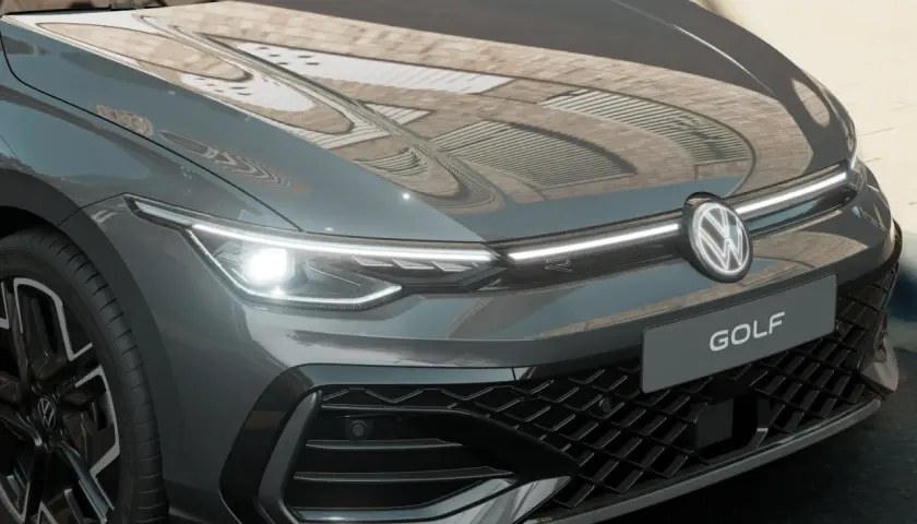 Parte anteriore di una Volkswagen Golf 7 diesel grigia, con fari a LED accesi e il logo VW al centro.