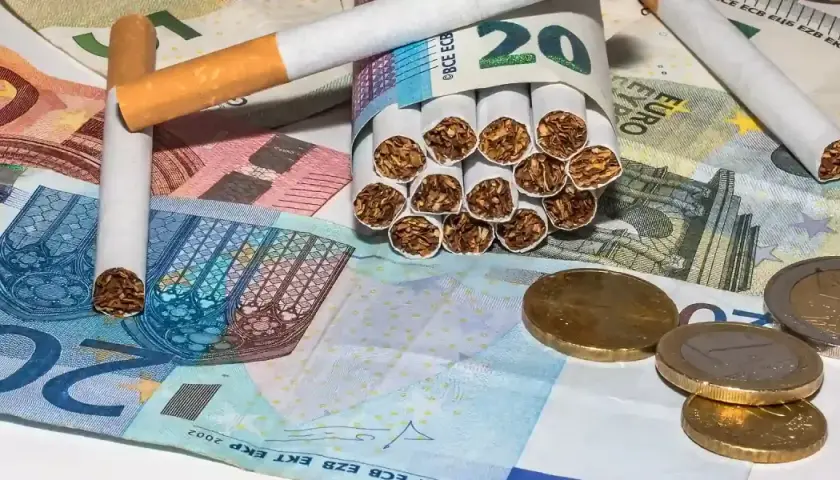 Papierosy i monety na banknotach euro. Zastanawiasz się, ile tytoniu można przewieźć do Niemiec?