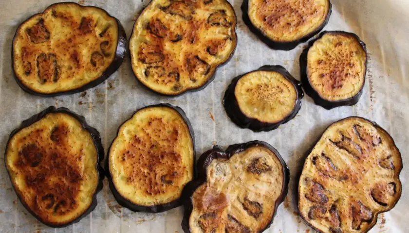 Recette de salade d'aubergine grillée délicieuse et rafraîchissante