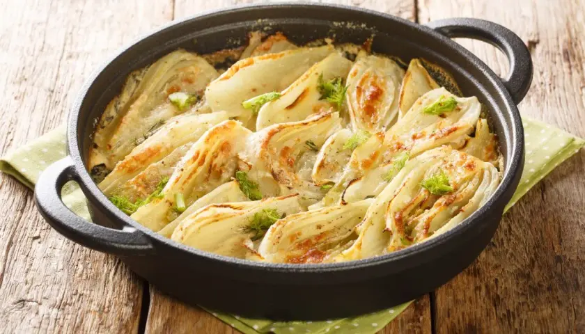 Finoçchi in padella con pangrattato, dorati e profumati, pronti per essere gustati.