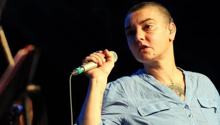 Sinéad O'Connor singt mit Leidenschaft ins Mikrofon. Ihre Stimme, ihre Präsenz – nichts vergleicht sich mit dir.