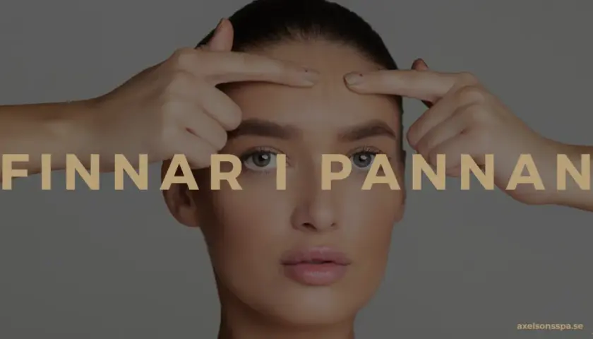 En kvinna undersöker sina finnar i pannan. Texten "FINNAR I PANNAN" syns över bilden.