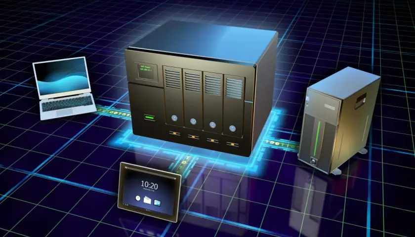 Ein NAS-System wird mit Laptop und Tablet eingerichtet. Digitale Daten fließen.