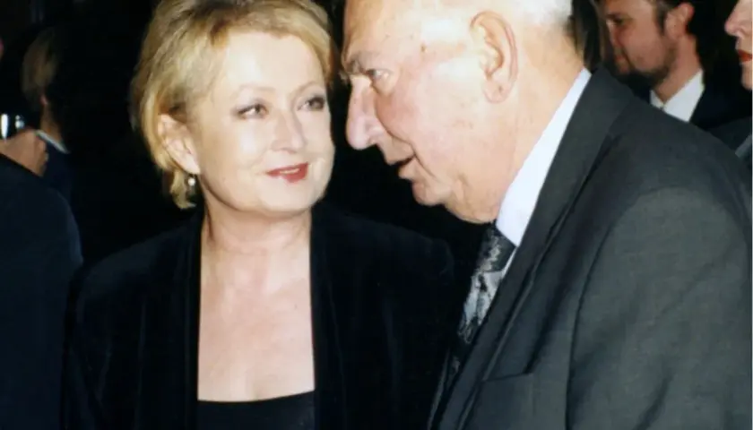 Magdalena Holoubek, córka Gustawa, rozmawia z mężczyzną w garniturze.