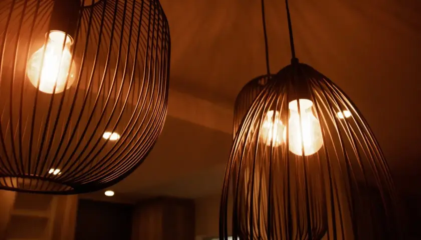 Nowoczesne lampy z drucianymi kloszami tworzą nastrojowe oświetlenie miejscowe.