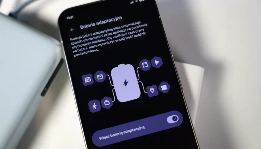Ekran telefonu z włączoną funkcją "Bateria adaptacyjna", która optymalizuje zużycie energii przez aplikacje, by wydłużyć czas pracy.
