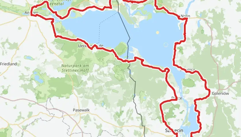Trasa rowerowa Velo Baltica R10 okrąża Zalew Szczeciński, prowadząc przez Międzyzdroje, Wolin i Szczecin, wzdłuż parków narodowych.