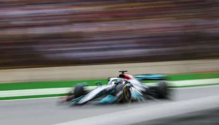 Ein Formel 1 Wagen rast über die Strecke, die Beschleunigung von 0 auf 100 ist kaum zu fassen.