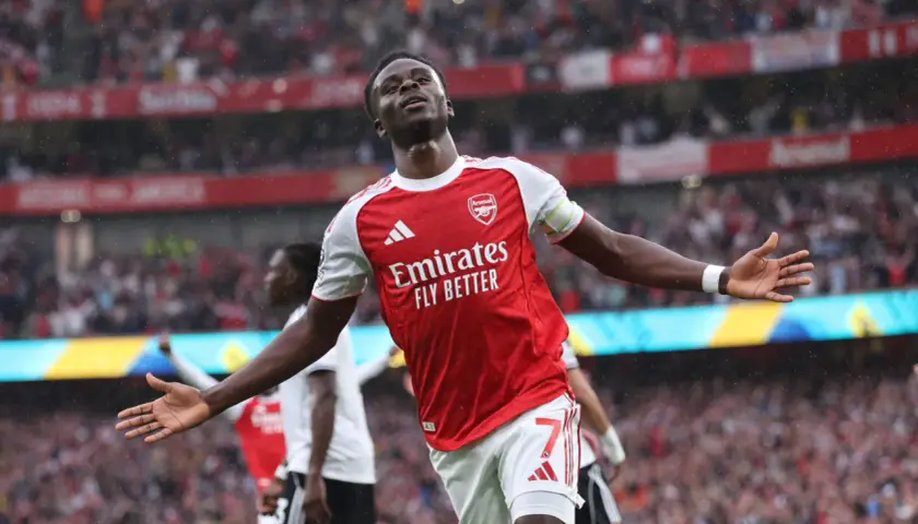 Bukayo Saka z Arsenalu świętuje bramkę. Kibice na trybunach, deszcz. H2H co to?