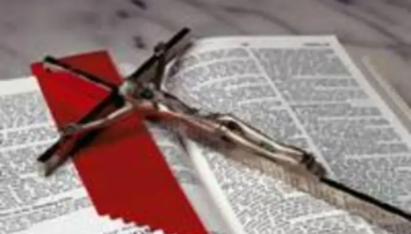 Federkiel und rotes Lesezeichen auf einer geöffneten Bibel. Die Schrift erinnert an die Herrlichkeit Gottes, wie in Psalm 19 beschrieben.