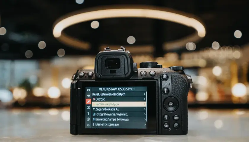 Tył aparatu cyfrowego z widocznym menu ustawień osobistych na ekranie.