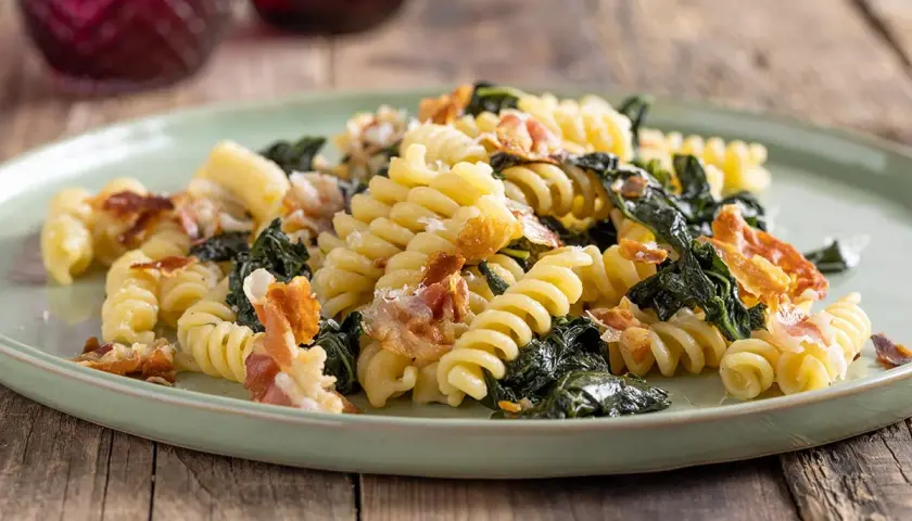 Fusilli con cavolo nero e pancetta croccante, un piatto semplice e gustoso che celebra i sapori della terra e della tradizione.
