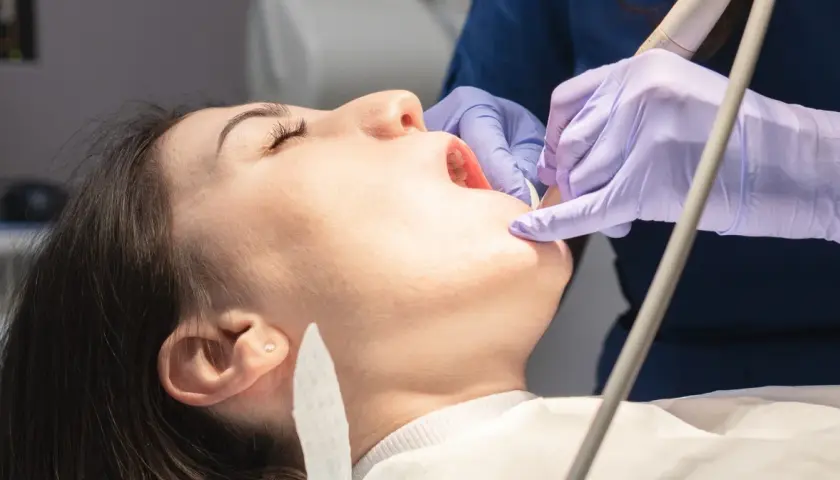 Dentysta pracuje nad zębem, gdy wypadła mi plomba z martwego zęba.