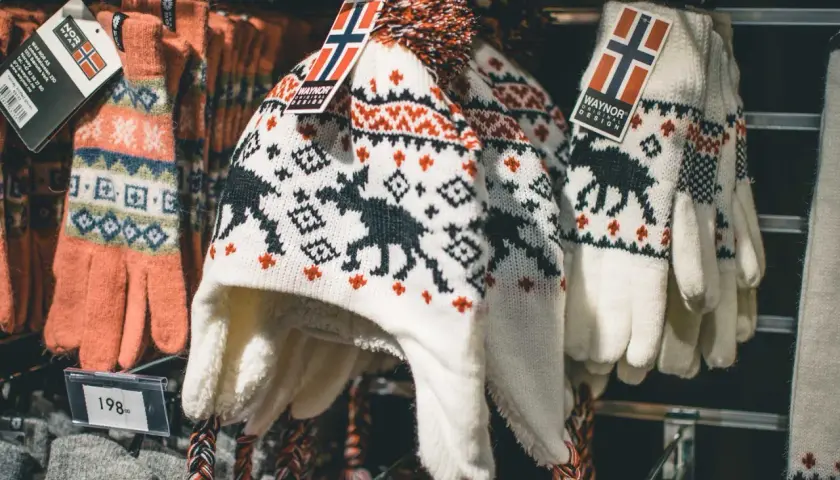Czapka i rękawiczki z norweskimi wzorami i motywem renifera.