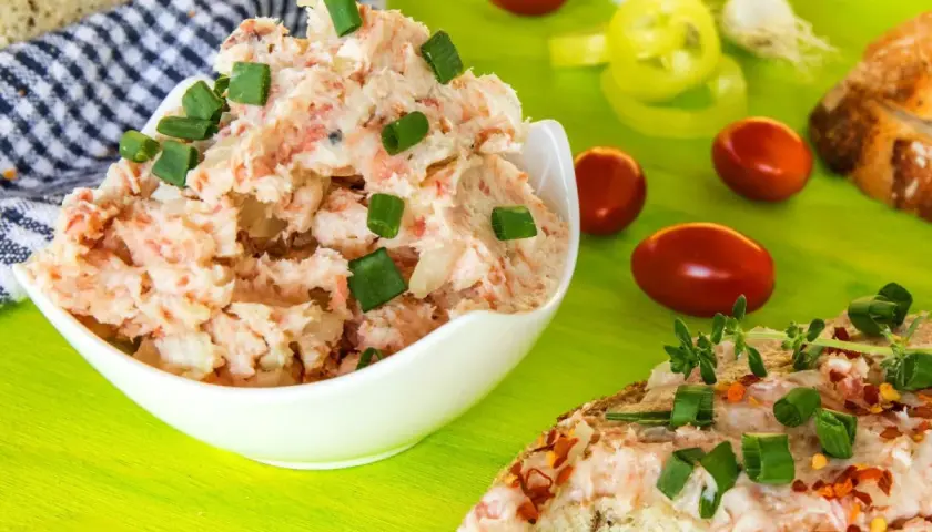 Pyszna pasta z resztek szynki, posypana szczypiorkiem, idealna na kanapki.