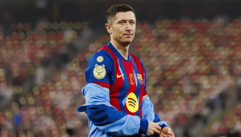Robert Lewandowski, jeden z najlepiej zarabiających piłkarzy, w koszulce FC Barcelony na tle trybun.